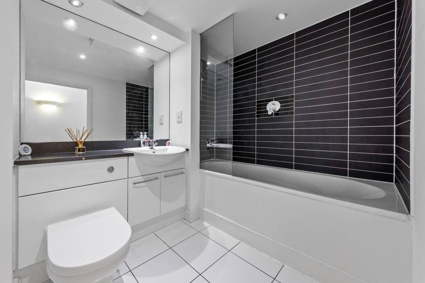 Lovely & Cosy 2 Beds London Skyline View Екстериор снимка